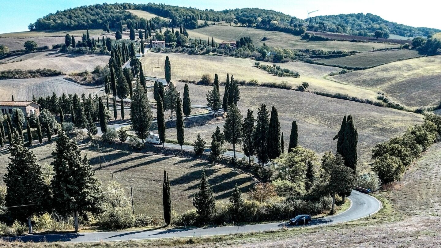 COVER FAMOSI CIPRESSI DI MONTICCHIELLO IN TOSCANA