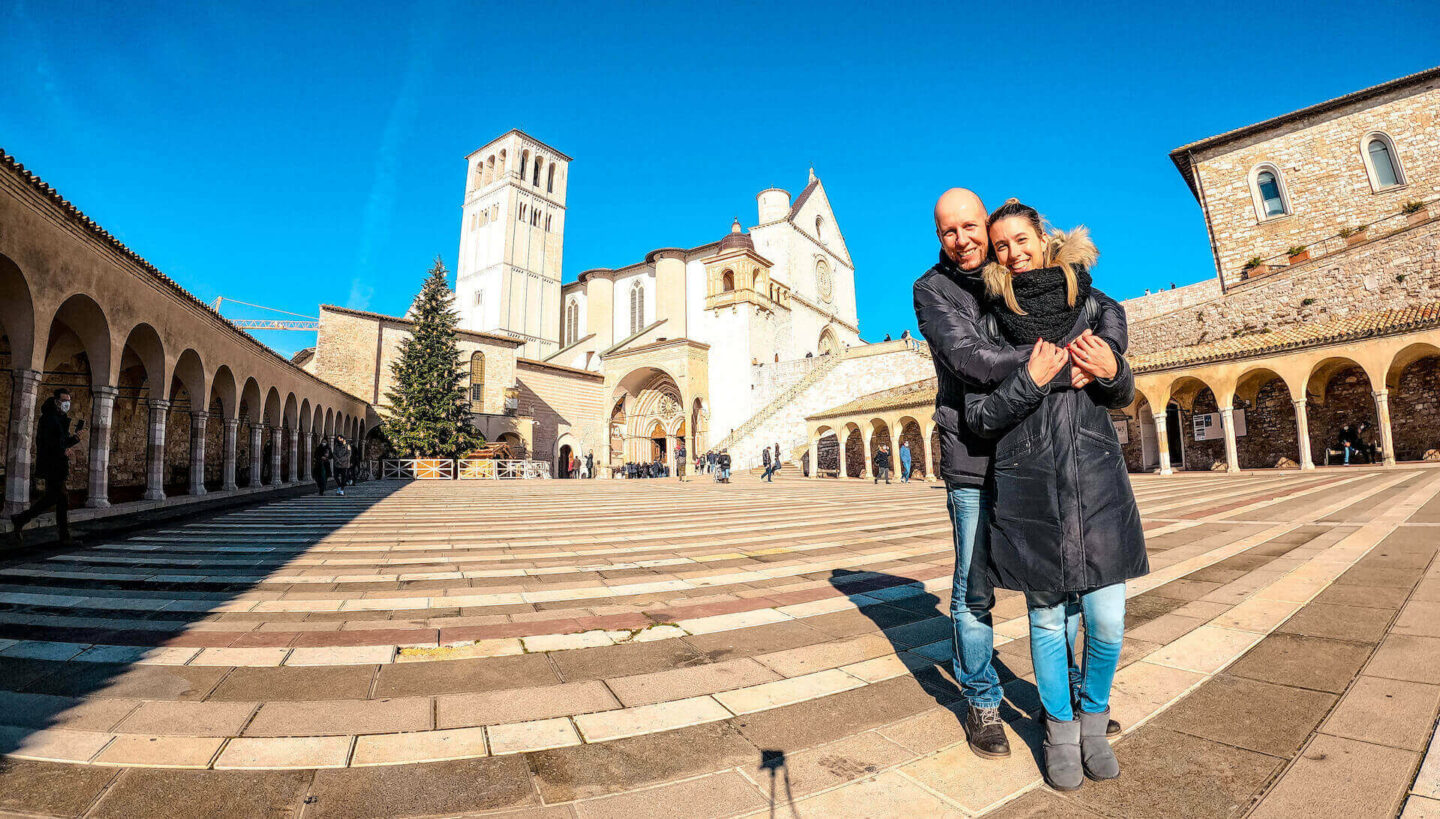 Coppia innamorata fronte Basilica di Assisi