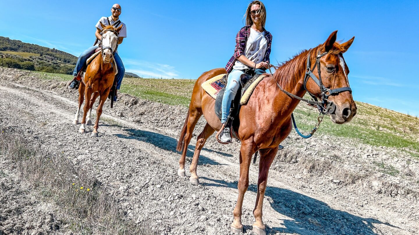 Esplora la magia delle colline senesi in sella al tuo fedele compagno a quattro zampe. Una connessione unica tra il cavallo e la bellezza senza tempo della Toscana. I colori caldi del tramonto abbracciano questa esperienza indimenticabile, catturando l'essenza di un viaggio tra natura, storia e avventura.