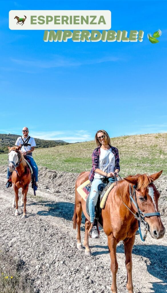 Esplora la magia delle colline senesi in sella al tuo fedele compagno a quattro zampe. Una connessione unica tra il cavallo e la bellezza senza tempo della Toscana. I colori caldi del tramonto abbracciano questa esperienza indimenticabile, catturando l'essenza di un viaggio tra natura, storia e avventura.