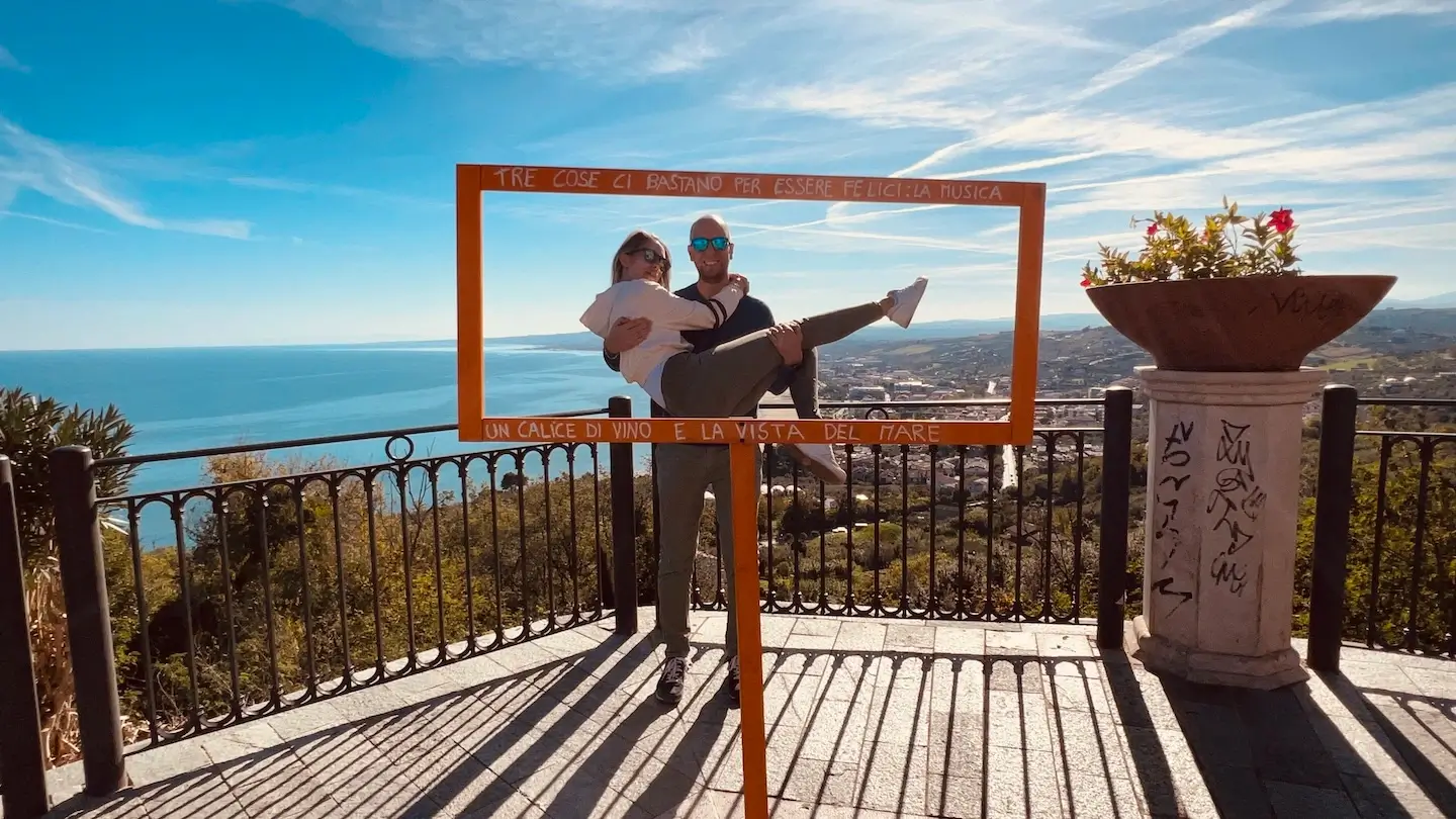 Coppia in visita al belvedere di Vasto, con il parco di Vasto e il mare Adriatico sullo sfondo.