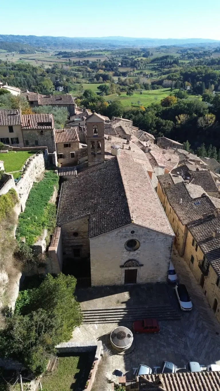 Panorama di Cetona, borgo medievale in Toscana, con il Monte Cetona sullo sfondo